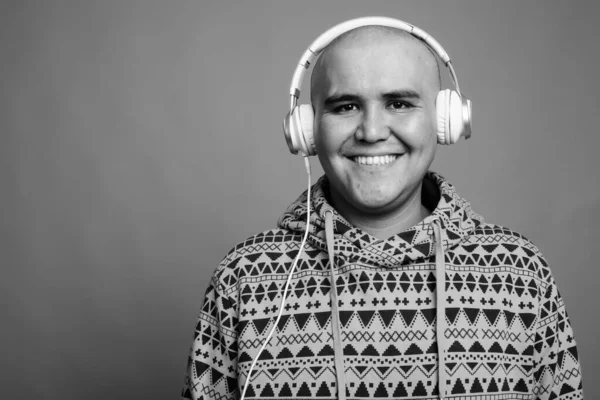 Estúdio Tiro Jovem Careca Asiático Homem Vestindo Capuz Contra Fundo — Fotografia de Stock