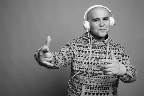 Estúdio Tiro Jovem Careca Asiático Homem Vestindo Capuz Contra Fundo — Fotografia de Stock