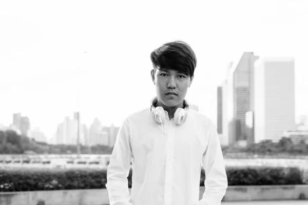 Portret Van Jonge Aziatische Tiener Jongen Verkennen Van Stad Zwart — Stockfoto