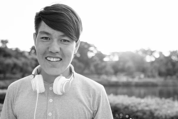Siyah Beyaz Şehri Keşfeden Asyalı Genç Bir Çocuğun Portresi — Stok fotoğraf