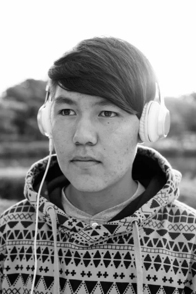 Portrét Mladého Asijského Dospívajícího Chlapce Objevující Město Černobílém — Stock fotografie