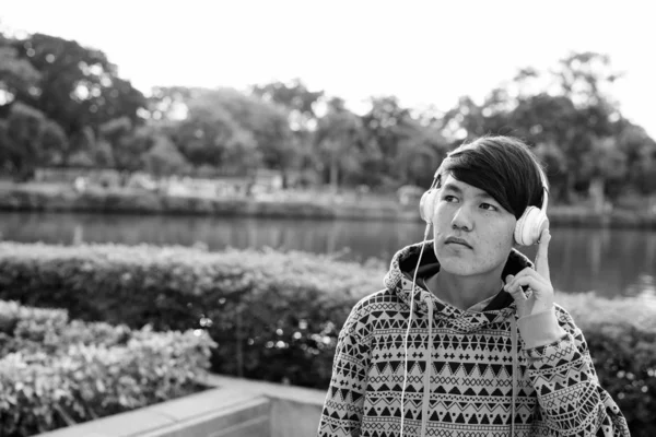 Портрет Молодого Азіатського Підлітка Який Досліджує Місто Чорно Білим Кольором — стокове фото