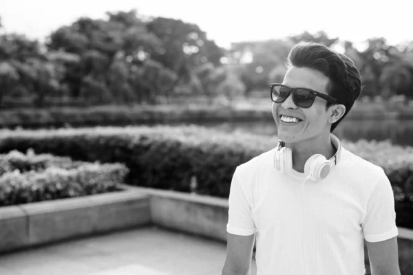 Portré Fiatal Ázsiai Férfi Pihentető Parkban Fekete Fehér — Stock Fotó