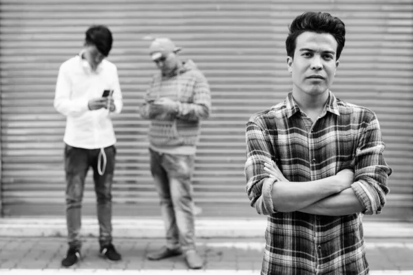 Portret Van Drie Jonge Aziatische Mannen Die Samen Tegen Een — Stockfoto