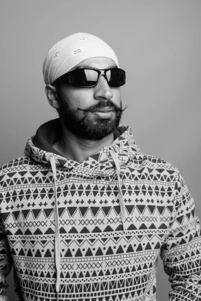 Studioaufnahme Eines Jungen Gutaussehenden Bärtigen Indischen Mannes Mit Sonnenbrille Vor — Stockfoto