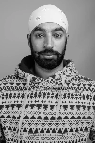 Студийный Снимок Молодого Красивого Бородатого Индийца Сером Фоне Черно Белом — стоковое фото