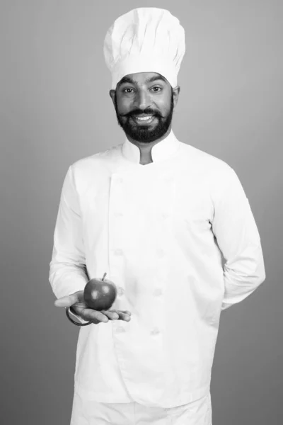 Зйомки Молодого Вродливого Бородатого Індійського Чоловіка Шеф Кухаря Сірому Фоні — стокове фото