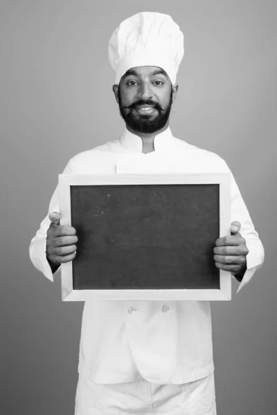 Зйомки Молодого Вродливого Бородатого Індійського Чоловіка Шеф Кухаря Сірому Фоні — стокове фото