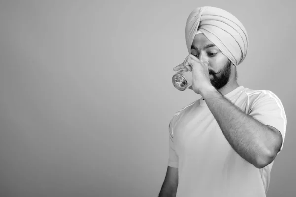 Studio Shot Young Handsome Bearded Indian Sikh Man Wearing Turban — Stockfoto