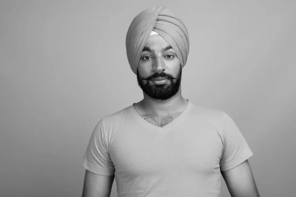 Studio Shot Young Handsome Bearded Indian Sikh Man Wearing Turban — Stok fotoğraf