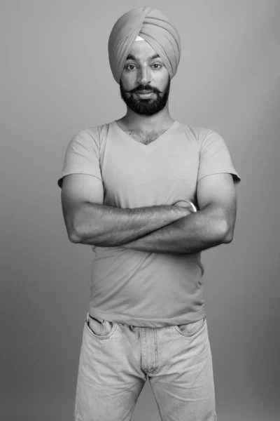 Studio Shot Young Handsome Bearded Indian Sikh Man Wearing Turban — Stockfoto