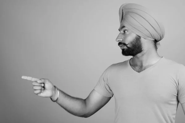 Studio Shot Young Handsome Bearded Indian Sikh Man Wearing Turban — Fotografia de Stock