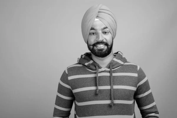 Studio Shot Young Handsome Bearded Indian Sikh Man Wearing Turban — Stockfoto