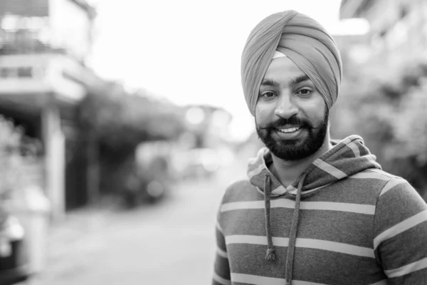 Porträt Eines Jungen Gut Aussehenden Bärtigen Indischen Sikh Mannes Mit — Stockfoto