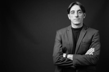 Olgun, yakışıklı İtalyan işadamının, siyah beyaz gri arka plana karşı çekimleri.