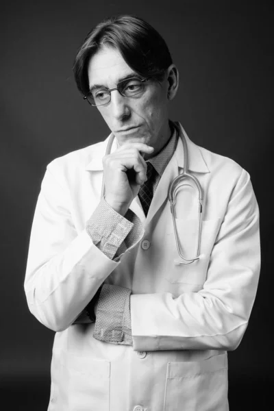 Studio Záběr Zralý Pohledný Italský Muž Lékař Proti Šedé Pozadí — Stock fotografie