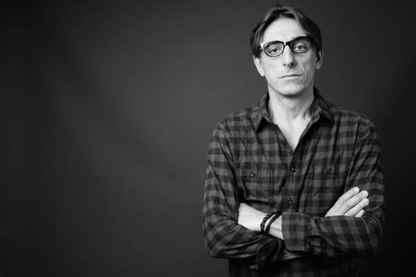 Studio Strzał Dojrzały Przystojny Włoski Hipster Człowiek Noszenie Okularów Szarym — Zdjęcie stockowe