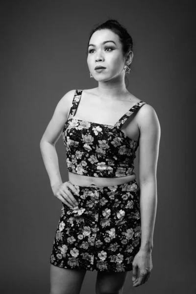 Студія Постріл Молодих Красивих Азіатських Транссексуалів Жінка Проти Сірий Фон — стокове фото