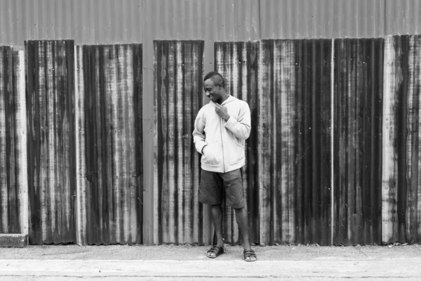 Retrato Jovem Homem Africano Contra Velha Parede Enferrujada Nas Ruas — Fotografia de Stock
