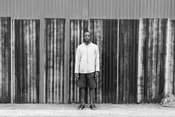 Πορτρέτο Του Νεαρού Αφρικανού Ενάντια Στο Παλιό Σκουριασμένο Τοίχο Στους — Φωτογραφία Αρχείου