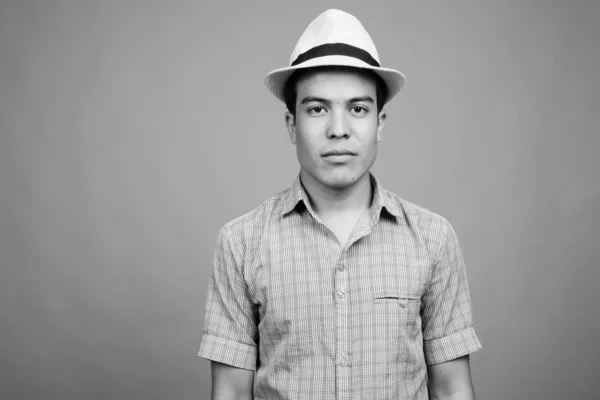 Estúdio Tiro Jovem Turista Asiático Homem Usando Chapéu Pronto Para — Fotografia de Stock