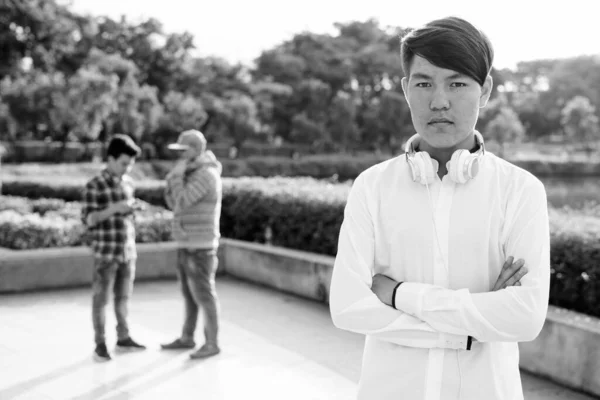 Портрет Трьох Молодих Азіатських Чоловіків Разом Відпочивають Парку Чорно Білим — стокове фото