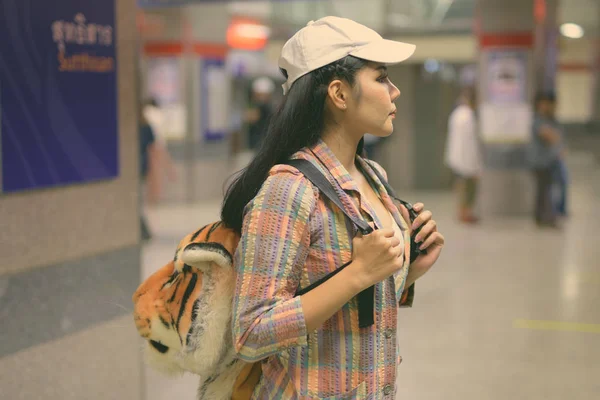 Giovane bella asiatica turista donna esplorare la città — Foto Stock