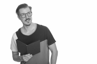 Bıyıklı, beyaz arka planlı, siyah beyaz bir genç adamın stüdyo fotoğrafı.