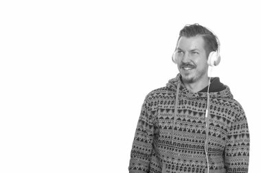 Bıyıklı, beyaz arka planlı, siyah beyaz bir genç adamın stüdyo fotoğrafı.