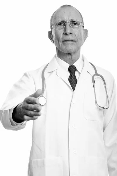 Studio Záběr Senior Man Lékař Izolované Proti Bílému Pozadí Černé — Stock fotografie