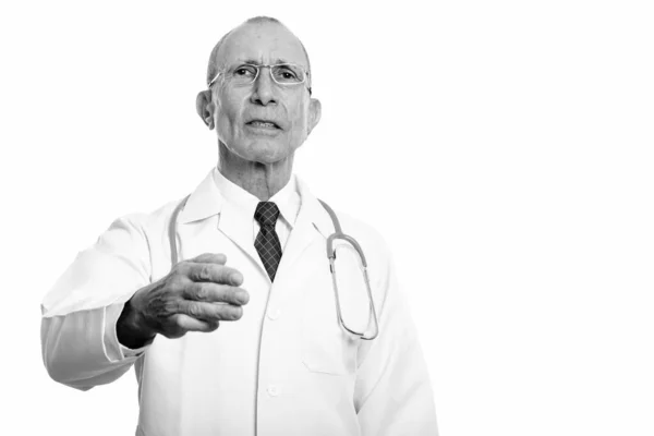 Στούντιο Πλάνο Του Ηλικιωμένου Γιατρού Άνθρωπος Απομονώνονται Λευκό Φόντο Μαύρο — Φωτογραφία Αρχείου