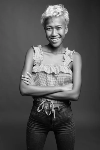 Studio Shot Joven Hermosa Mujer Asiática Rebelde Con Pelo Corto — Foto de Stock