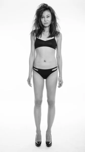 黒と白の白を背景に孤立した若いアジア人女性のスタジオショット — ストック写真