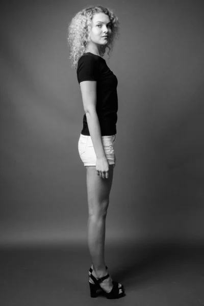 Студійний Знімок Молодої Красивої Жінки Кучерявим Світлим Волоссям Сірому Фоні — стокове фото