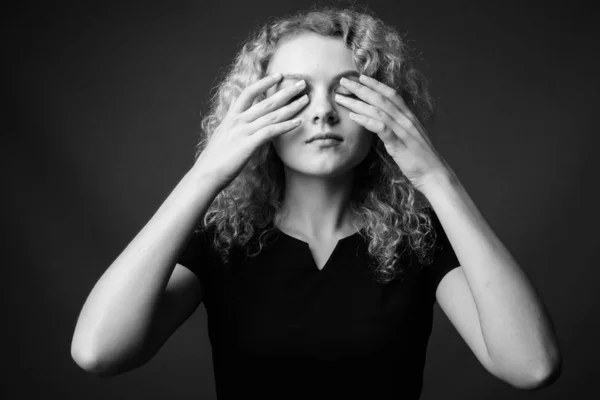 Estudio Joven Hermosa Mujer Con Pelo Rubio Rizado Sobre Fondo — Foto de Stock