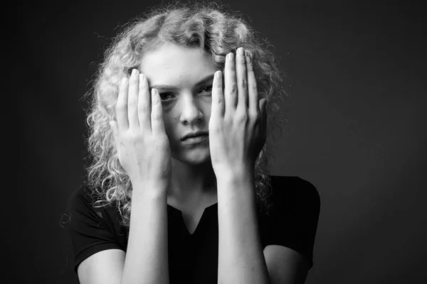 Studio Shot Young Beautiful Woman Curly Blond Hair Gray Background — Stock Photo, Image