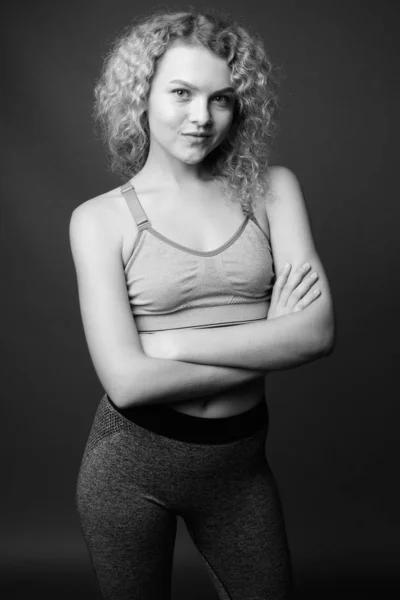 스튜디오에서는 흑백으로 배경에 곱슬곱슬 금발의 여성을 촬영했다 — 스톡 사진