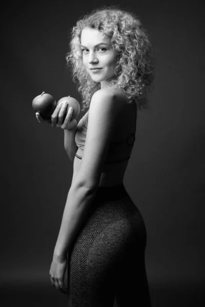 Estúdio Tiro Jovem Mulher Bonita Com Cabelo Louro Encaracolado Contra — Fotografia de Stock