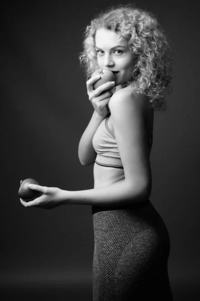 스튜디오에서는 흑백으로 배경에 곱슬곱슬 금발의 여성을 촬영했다 — 스톡 사진