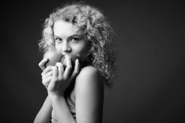 Studio Shot Young Beautiful Woman Curly Blond Hair Gray Background — Stock Photo, Image