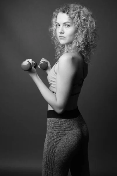 Studio Shot Young Beautiful Woman Curly Blond Hair Gray Background — Stock Photo, Image