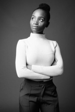 Afro saçlı, siyah beyaz arka planda gri saçlı güzel Afrikalı Zulu kadının stüdyo fotoğrafı.