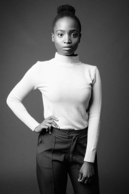 Afro saçlı, siyah beyaz arka planda gri saçlı güzel Afrikalı Zulu kadının stüdyo fotoğrafı.