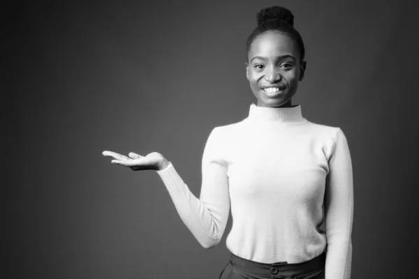 Afro Saçlı Siyah Beyaz Arka Planda Gri Saçlı Güzel Afrikalı — Stok fotoğraf