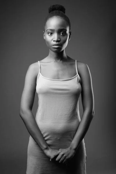 Afro Saçlı Siyah Beyaz Arka Planda Gri Saçlı Güzel Afrikalı — Stok fotoğraf