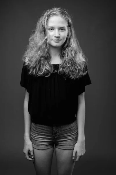 Студійний Знімок Молодої Красивої Блондинки Підлітка Сірому Фоні Чорно Білому — стокове фото