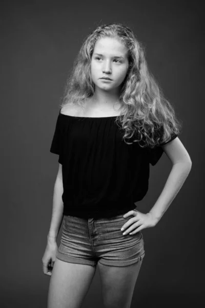 Estudio Disparo Joven Hermosa Rubia Adolescente Sobre Fondo Gris Blanco — Foto de Stock