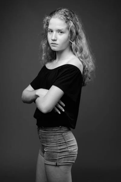 Studio Plan Jeune Belle Adolescente Blonde Sur Fond Gris Noir — Photo