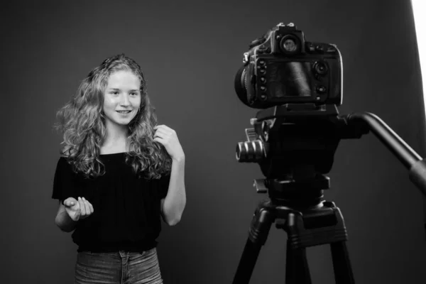 Studio Plan Jeune Belle Adolescente Blonde Sur Fond Gris Noir — Photo