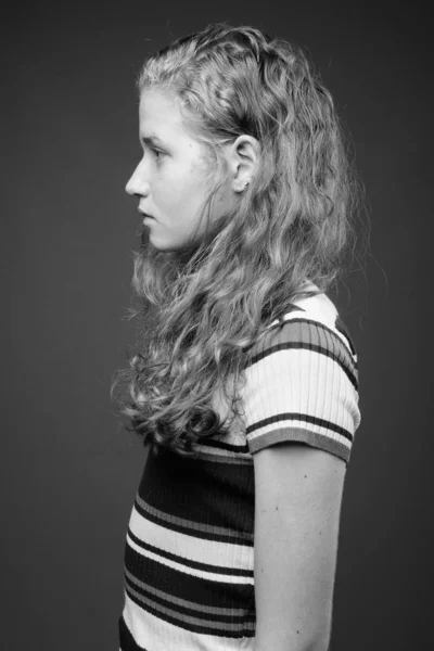 스튜디오에서 흑백으로 회색인 아름다운 소녀를 — 스톡 사진